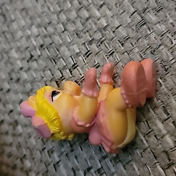 Vintage 1986 the Miss Piggy Muppet Babies PVC Mini Figure - Picture 2 of 4